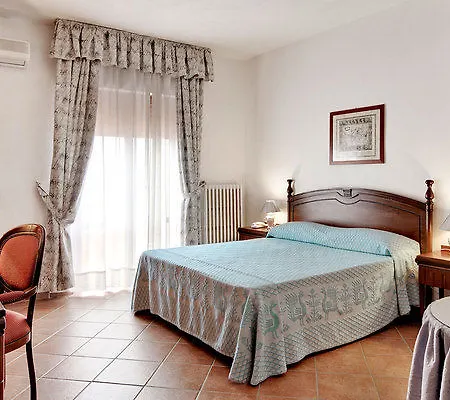 Готель Colonna Palace Mediterraneo Ольбія